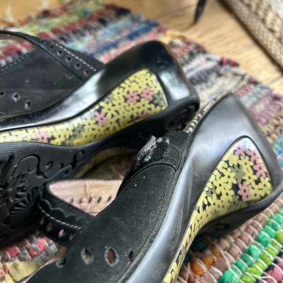 Jambu Black Sandals with Perforated Design and Arch Support - Picture 12 of 15